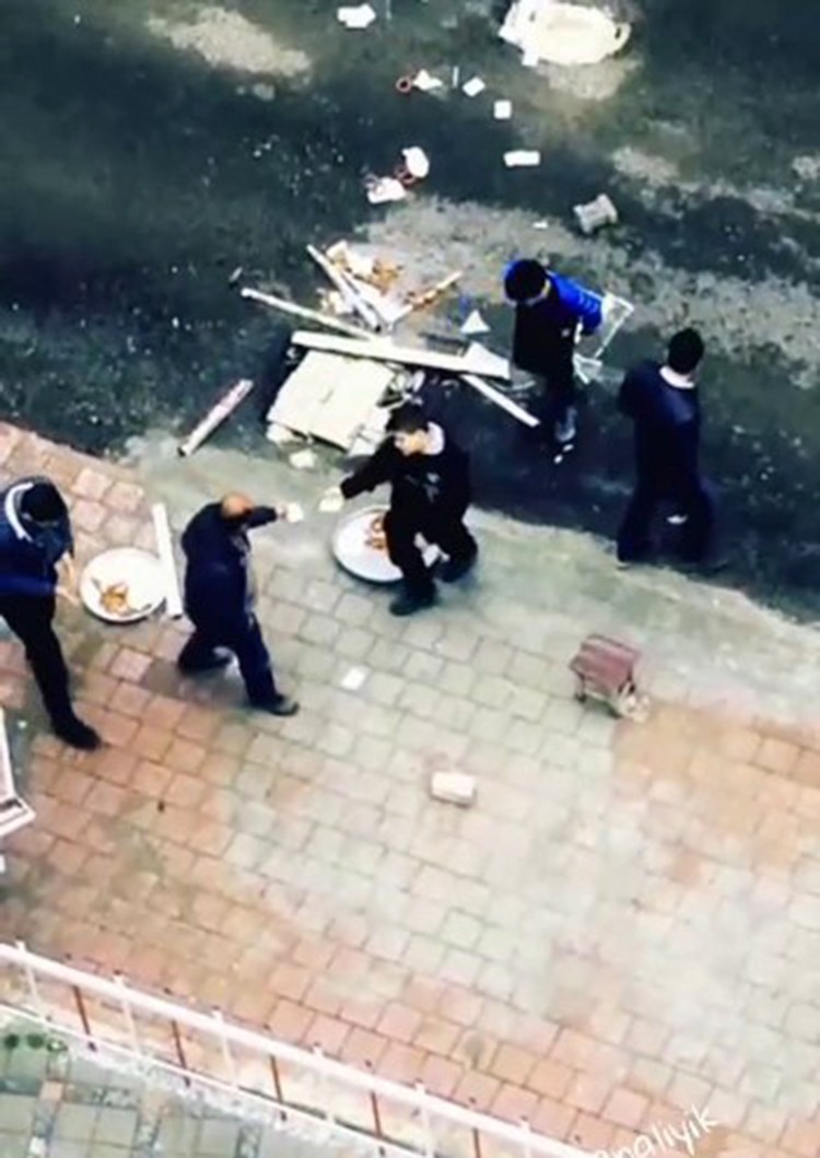 Tablası devrilen çocuklara yardıma gelen vatandaşın hareketi görenlerin içini ısıttı